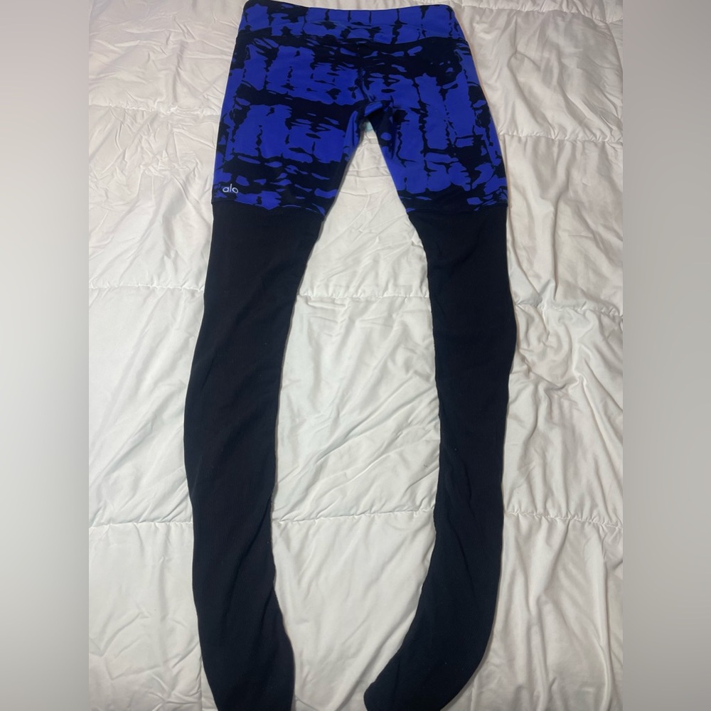 ALO Yoga Women's Leggings in Blue and Black